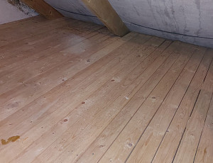 Zateplení trámového stropu rodinného domu pomocí foukané izolace